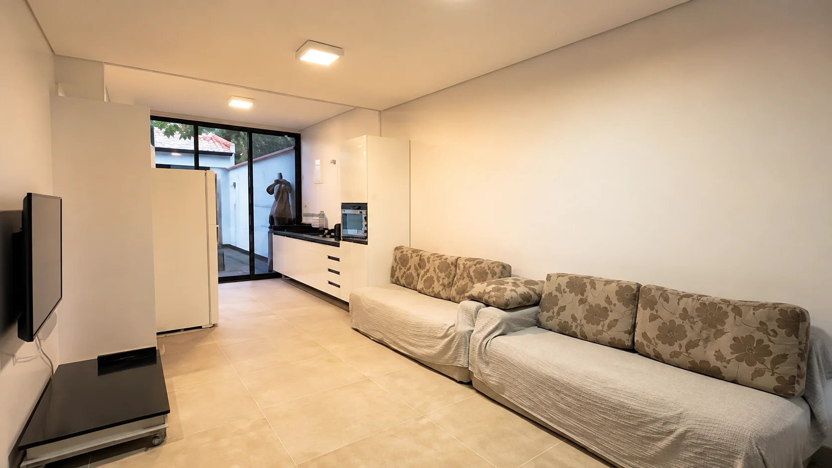 Sala de estar ampla com TV e sofás confortáveis