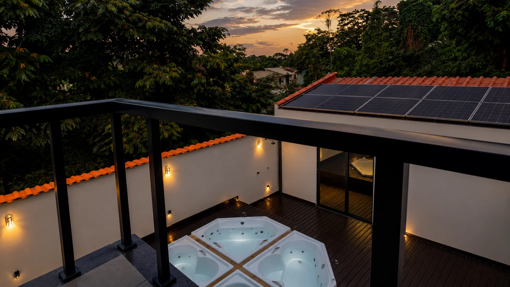 Deck privativo de hidromassagem ao entardecer